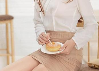 AISS爱丝(钻石版) – 想看刺激？陈雅漫最新写真集《红裙》，小心看得太入迷，喉咙发紧！