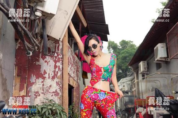 AISS爱丝(黄金版) - 在索菲的写真合集里，渔色悄悄流淌，像是对话的碎片。