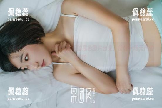 GIRLT果团网-莫雅琪 GIRLT果团网 - 捣蛋鬼莫雅琪的黑色图片合集,仿佛一场无声的派对?