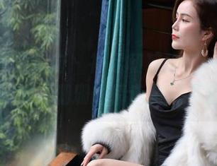 IESS异思趣向 – 裸足和凉拖，一个是神，一个是妖，珊珊的精选图片不看可惜！