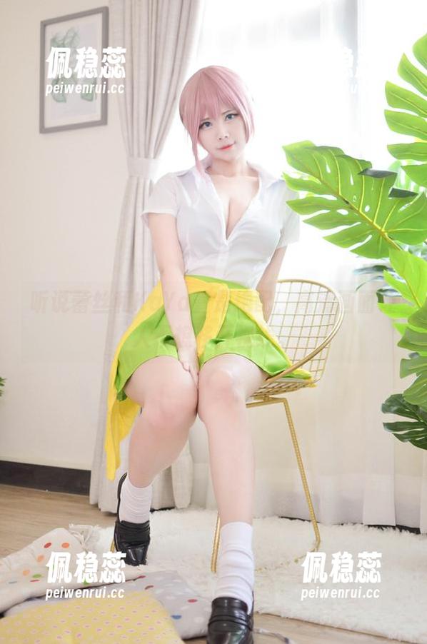 听说蕾丝和KaYa萱是绝配，高清画面让人不想移开视线。