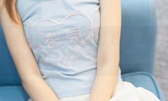 喵糖映画的图包：穿着红色校服的美眉，仿佛回到校园的懵懂时光。