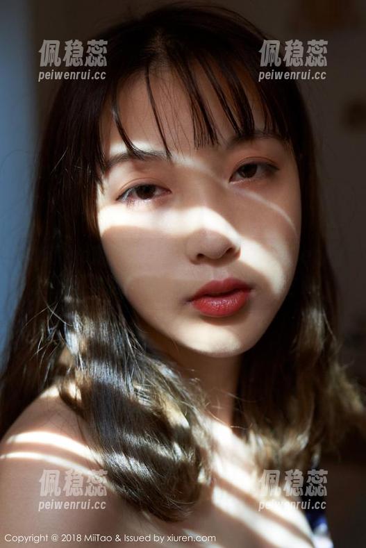 MiiTao蜜桃社 - 看这里！小草莓Berry的原图美足图集，原来脚也能当主角！