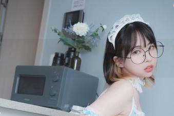 Uhye(이유혜)的套图，不自觉地让我想起那种我喜欢的小叛逆，正是御姐风范在发力！
