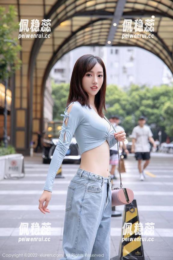 Xiuren秀人网 - 翻开e宝小野猫的妹妹高清写真集，不得不说，画面感真心很强，有种错位的甜蜜感。