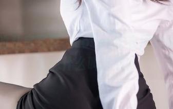 这次的私房写真，coser衣衣用制服告诉我们什么叫魅惑？