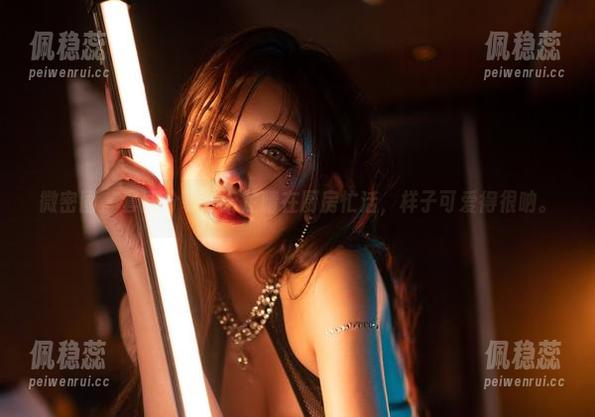 微密圈 - 套图分享：于芷晴在厨房忙活，样子可爱得很呐。