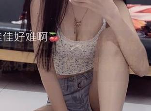 一边观看佳佳好难啊的妹妹合集，一边想着，果然好像每张照片都藏着些小秘密。