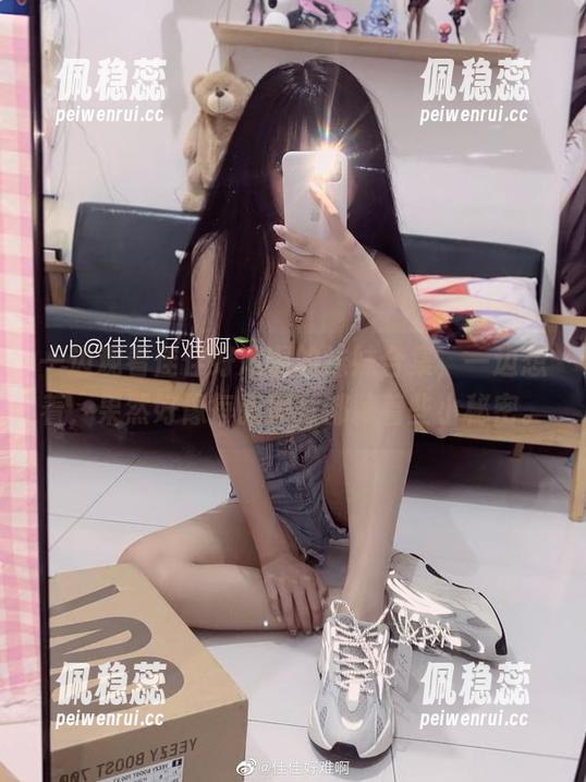 一边观看佳佳好难啊的妹妹合集，一边想着，果然好像每张照片都藏着些小秘密。