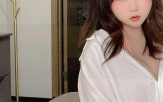 酒吧灯下的依依超级懒“女孩”私拍，她的眼神里藏着多少故事呢？