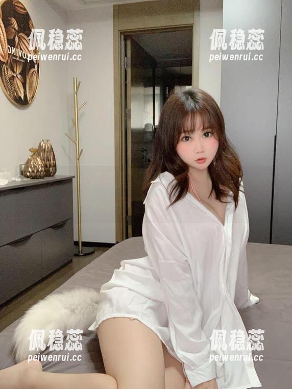 酒吧灯下的依依超级懒“女孩”私拍，她的眼神里藏着多少故事呢？
