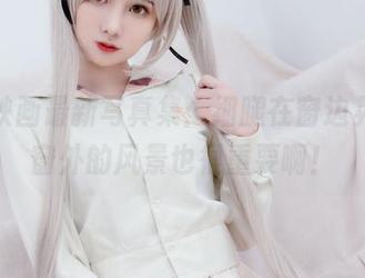兔玩映画最新写真集：细腿在窗边晃悠，窗外的风景也很重要啊！