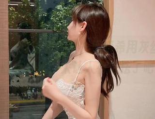 微密圈 – 这组套图里，周妍希用灰丝演绎出的小心机，太让人有想法了吧。