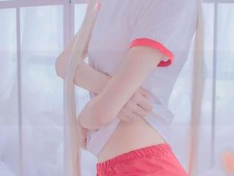 喵糖映画精彩更新：学妹水手裙原图，这种戳心姿势我喜欢