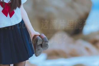 嘎潼玩女仆cos，这照片里能否找到打扫的激情呢？