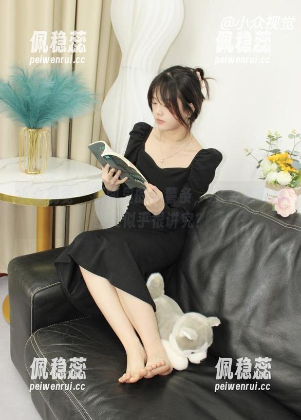 小众视觉 - 原图里的小薯条，JK姿态随意却又似乎很讲究？