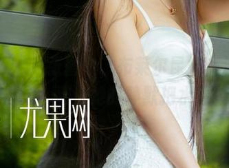 尤果网 – 这张图中，布莱尔昆娜在泳池边悠然自得，别让她的静默把水看哭了。