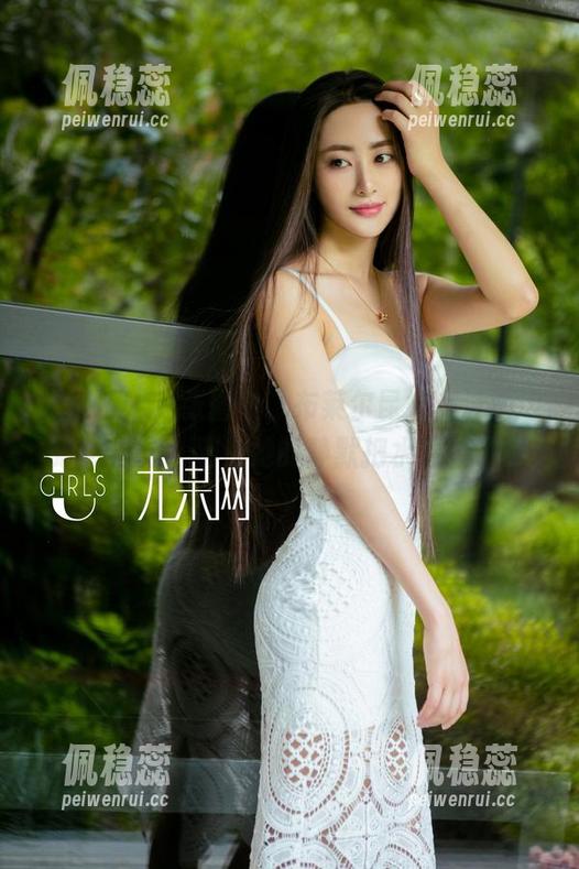 尤果网 - 这张图中，布莱尔昆娜在泳池边悠然自得，别让她的静默把水看哭了。