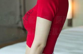 尤果网 – 高跟鞋配笑笑，原图瞬间被捕捉，下载谁还在犹豫？