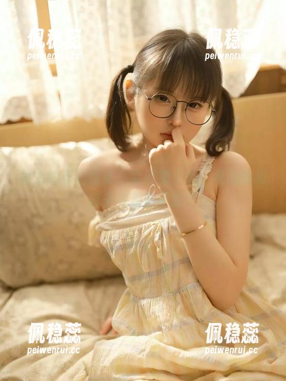 幼水铃衣的图集：要说兔子洞，私拍的初音未来是在干嘛？