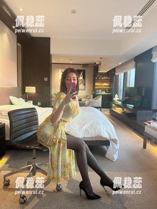 微密圈 - 果儿Victoria的套图：黑丝与花格短裙的CP组合，许下的心愿是让你直呼好看！