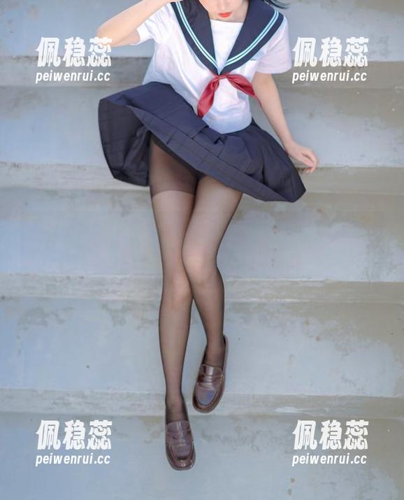 可爱到让人咬舌的学妹，果咩酱w私房图集疯狂暴击。