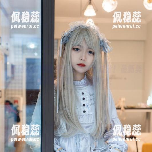 草地低调得让梨瑾瑾美得太过分！最新美图赶紧来戳戳我这颗心！