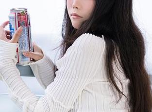 汪知子的空姐写真，定制风格让人流连，但我偏偏想问：配件哪来的？