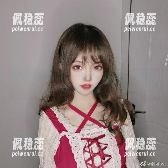 洛可ss的作品就像她的旅拍图集，总能有料到的惊喜。