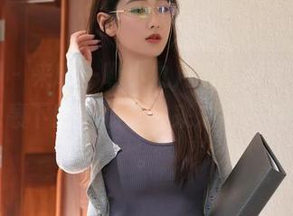 秀人网 – 来瞧一瞧小九月的最新写真集，丝袜包裹下的美腿是神来之笔，直击心底。