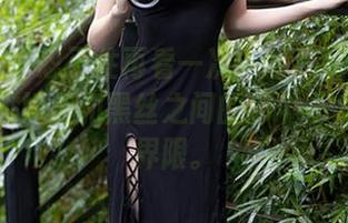 秀人网 – 忍不住再看一次：图片展示了梦心月高挑娇躯和黑丝之间的那个不太清晰的界限。