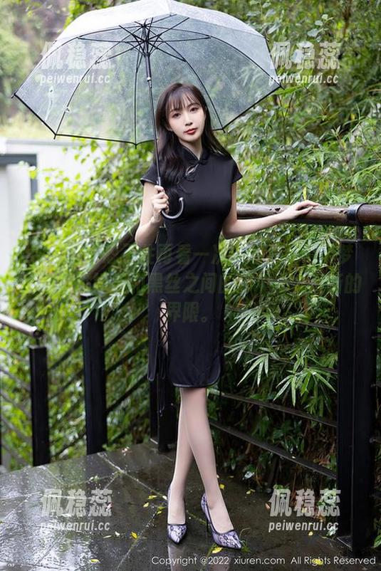 秀人网 - 忍不住再看一次：图片展示了梦心月高挑娇躯和黑丝之间的那个不太清晰的界限。