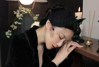 秀人网 – 这波糯美子Mini的美脚写真又让人心中悸动，没能逃过这枚美图的诱惑。