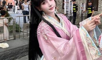 终于等到秋山AkI的新的图库，秋の恋耶，脑海中的“秋”多了一点温柔和恬静的画面。
