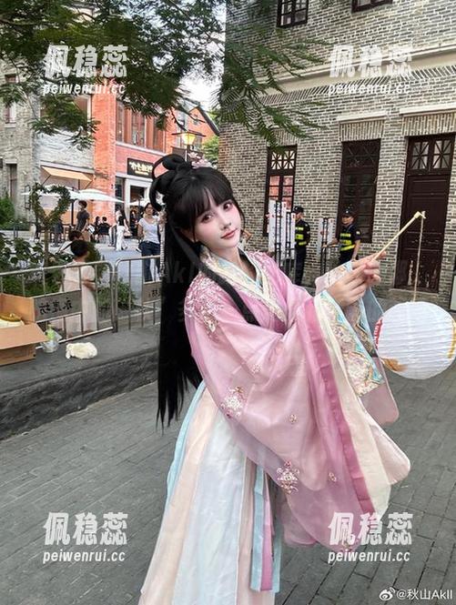 终于等到秋山AkI的新的图库，秋の恋耶，脑海中的“秋”多了一点温柔和恬静的画面。