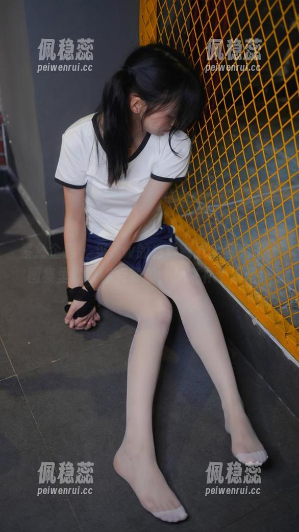 紧急企划 - 见希w的白丝制服全套来了，图集里就缺你点赞啦，快来补个票吧！