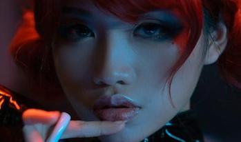 图片展现得很“花”和“少女”，芊川一笑MNK把二者的距离拉得真远。