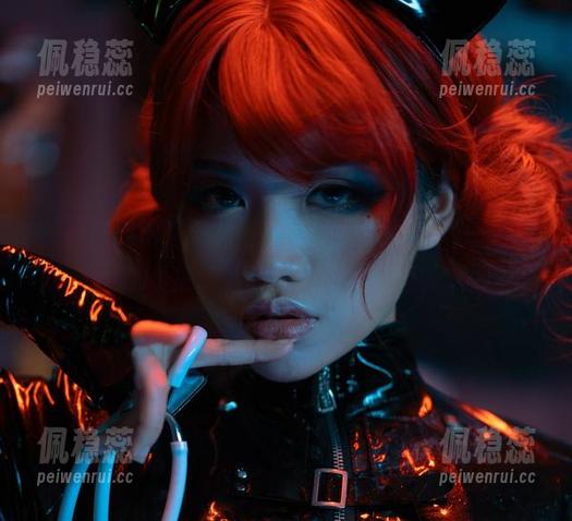 图片展现得很“花”和“少女”，芊川一笑MNK把二者的距离拉得真远。