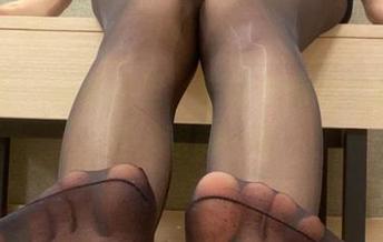 微密圈 – 轻松裸足，若若老师的定制写真让人眼前一亮