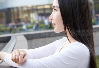 蜜桃社 – 铃木私拍：别样美脚合集，看得我都想穿她的鞋！