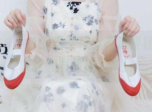 袜啵啵 – 小淳的婚纱似乎不需要钱，快来拿这套图超值大作！