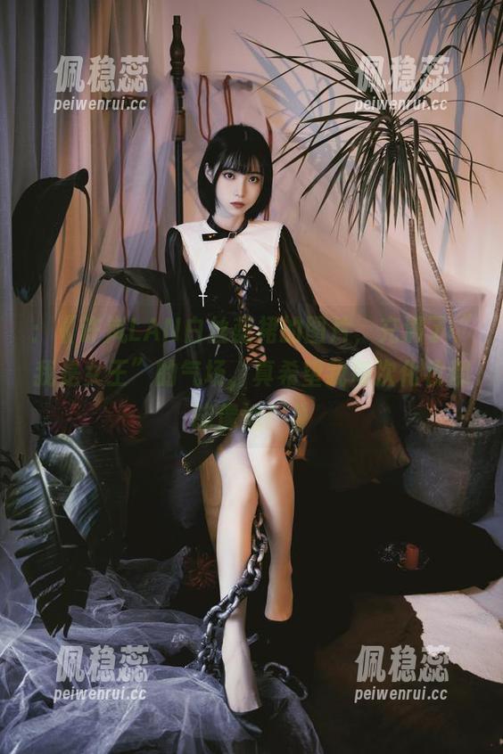 ：《许岚LAN白丝蓝裙的图片，充满了“我是女王”的气场，真希望我每次化妆都能像她！》