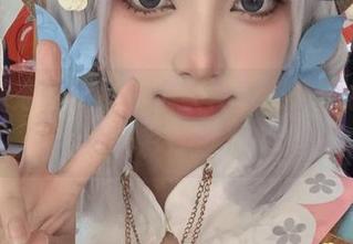 许枳泳池，化身水上女神？还是说水里有条彩虹鱼？