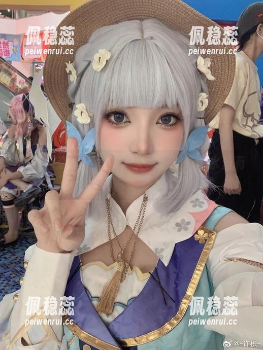 许枳泳池，化身水上女神？还是说水里有条彩虹鱼？