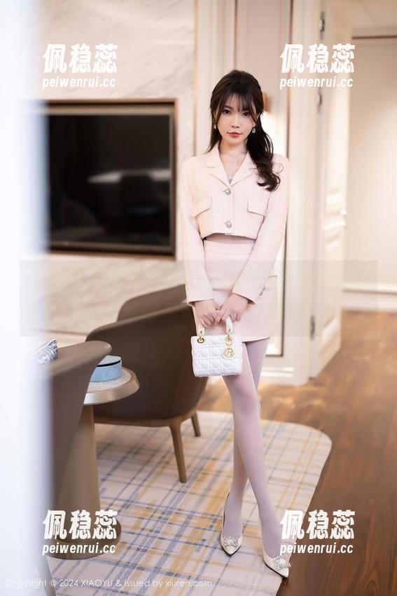 语画界-允儿Claire 语画界 - 允儿Claire的眼镜OL私拍,套图里全部装着她的俏皮与睿智。