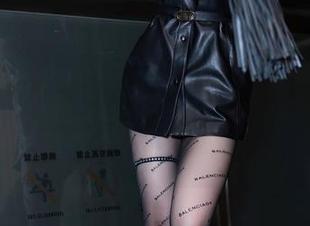 语画界 – 小海臀Rena的自拍作品上线，高清写真集让你领略到不一样的她，除了可爱还有更多意外。