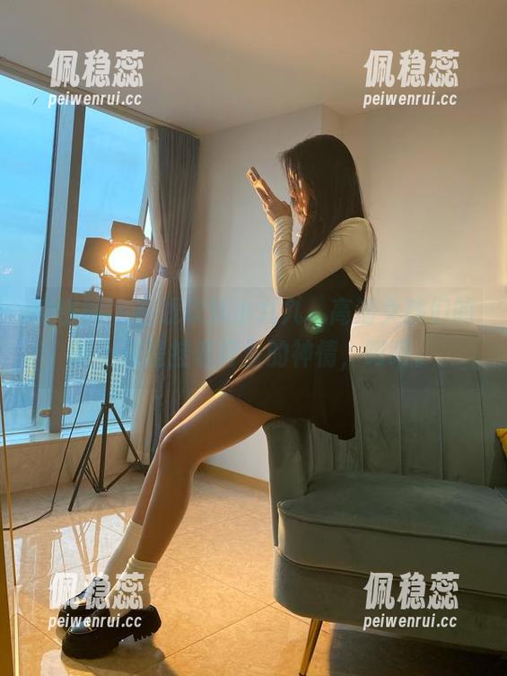 微密圈 - 在线软妹小九九，高清女孩们的脸上总是挂着打量的神情，呵呵。