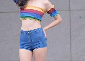 魔镜街拍 – 在这组体操服资源里，曼曼开心得像孩子一样！