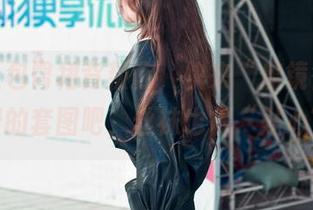不要让包臀裙背叛你，快来“魔镜街拍”拿免费的套图吧，丝袜也很“贴心”哦！