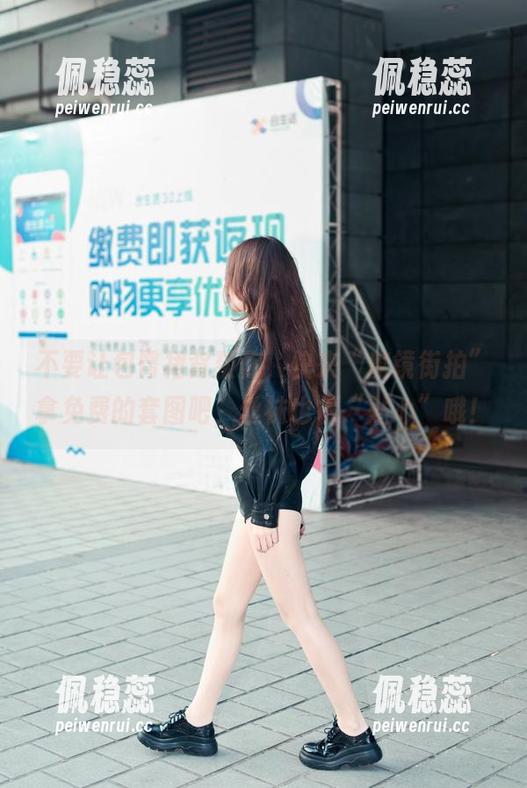 不要让包臀裙背叛你，快来“魔镜街拍”拿免费的套图吧，丝袜也很“贴心”哦！